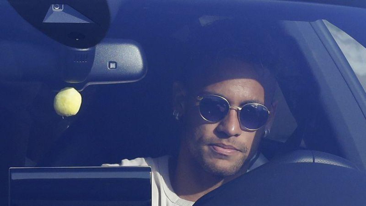 Neymar conduce su coche, este miércoles en Sant Joan Despí.