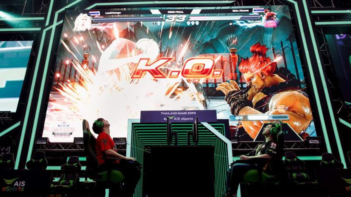 Aficionados a los videojuegos compiten en Thailand Mobile Expo 2019 en Bangkok, ayer. RUNGROJ YONGRIT