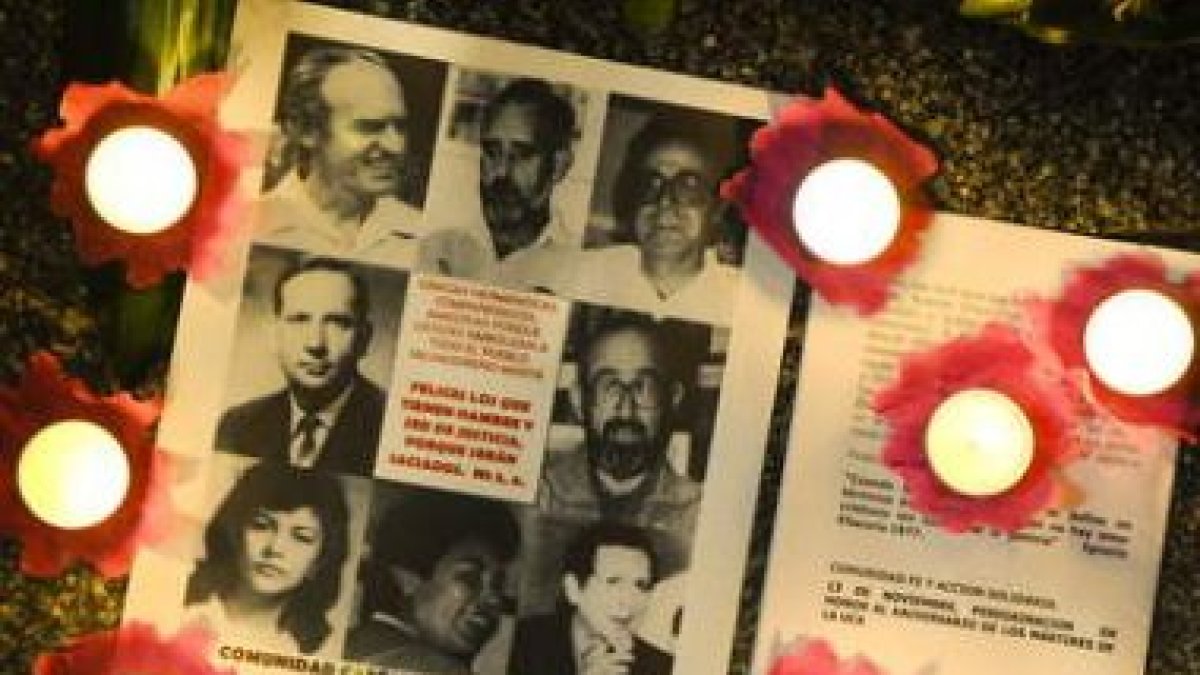 Imagen de archivo de los retratos de los cinco jesuitas españoles y uno salvadoreño asesinados.