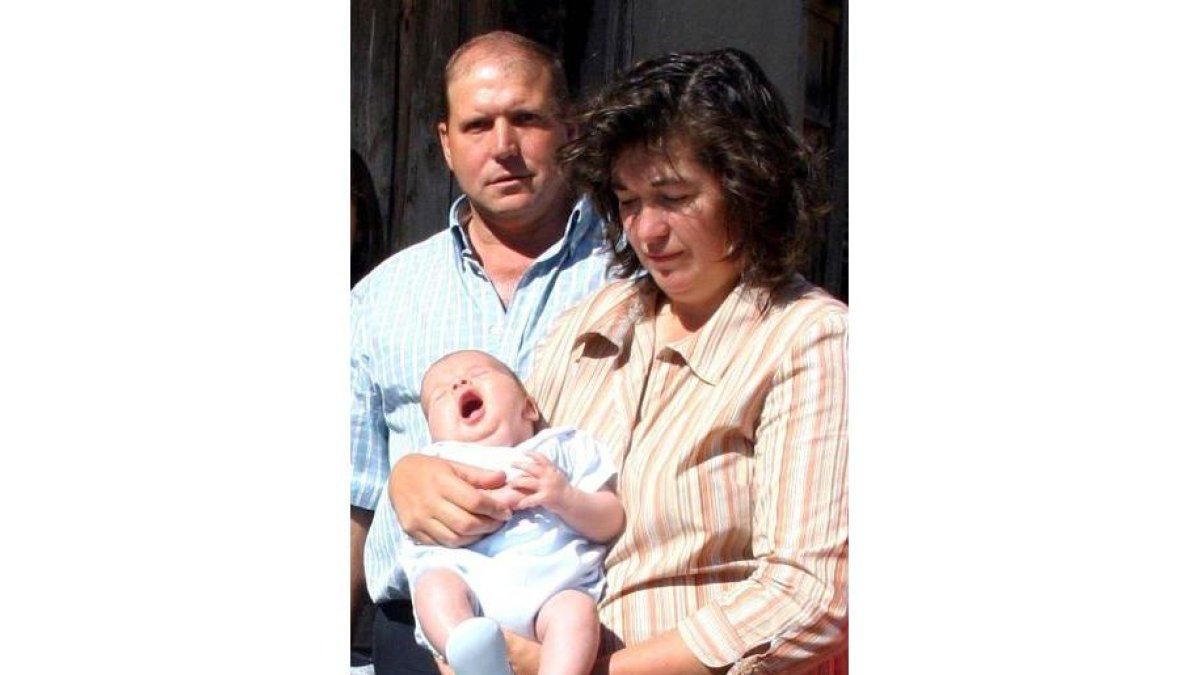 Los padres con el pequeño Marcelino, bostezando