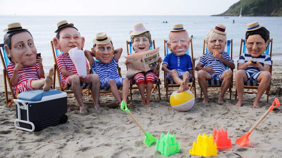 Activistas de Oxfam protestaron contra la cumbre del G-7 disfrazados con cabezas de cartón de los líderes. P. NOBLE