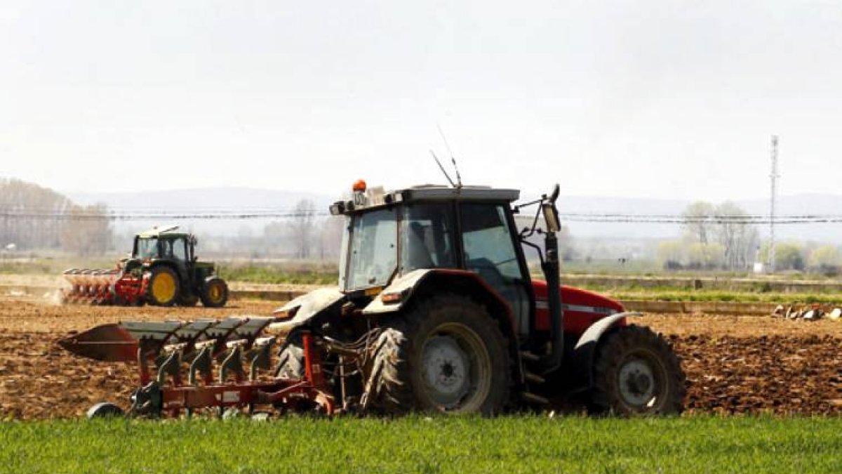 Fotografía de archivo de dos tractores preparando la tierra en la vega del Órbigo.