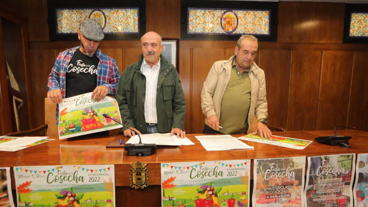 Jesús López, concejal de Coalición por el Bierzo, ayer, con los organizadores del evento. L. DE LA MATA