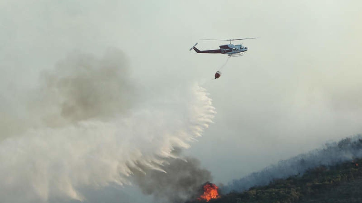 La Junta movilizó medios aéreos para contener el fuego iniciado en Valdecañada. L. DE LA MATA