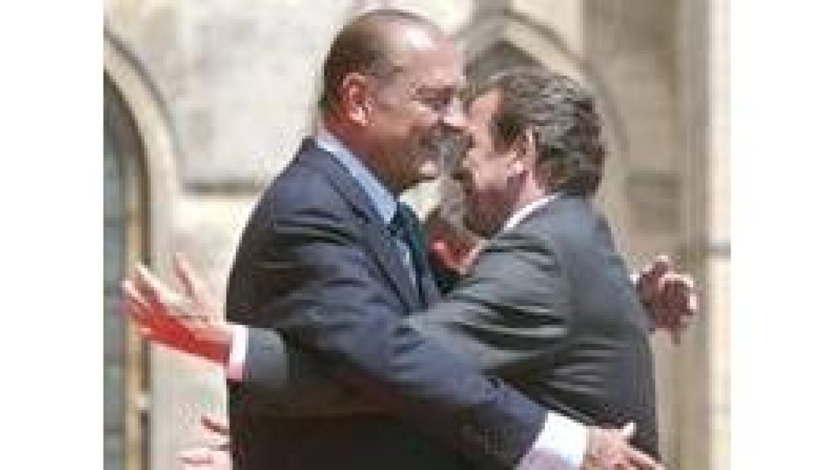 Los presidentes francés y alemán se funden en un abrazo