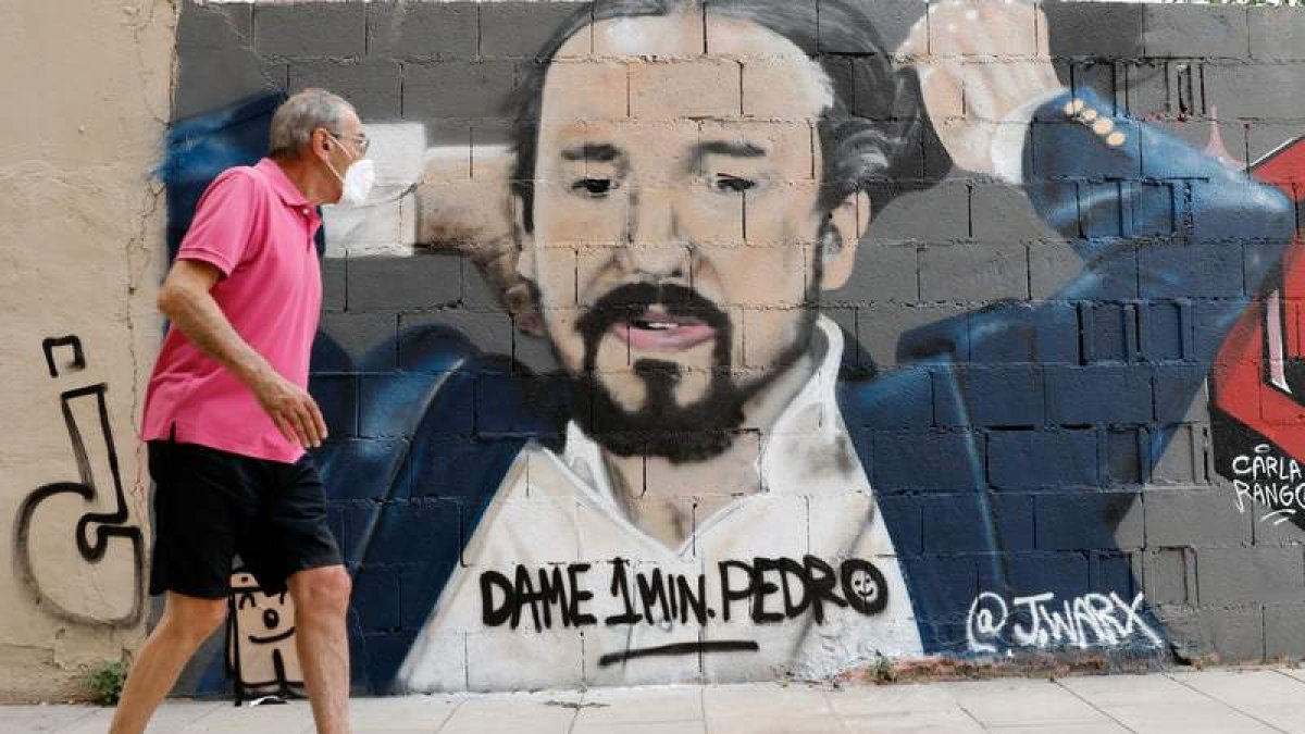 Un grafiti del artista J.Warx del vicepresidente segundo, Pablo Iglesias, hoy, en un muro en la ciudad de Valencia. JUAN CARLOS CÁRDENAS