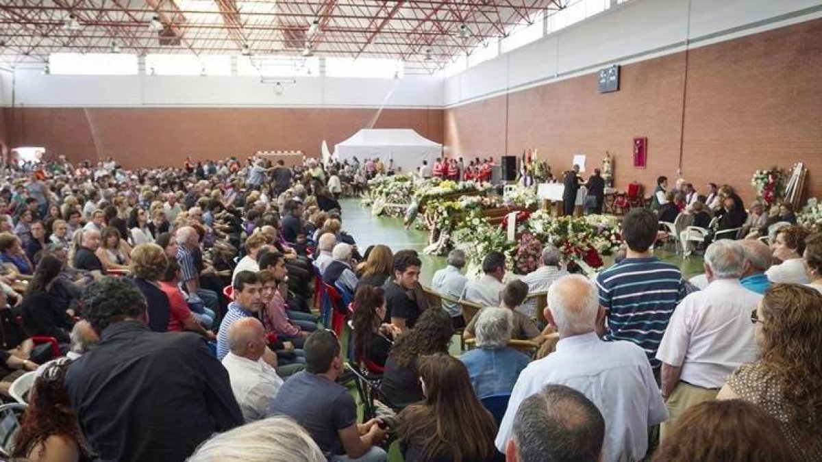 Cientos de personas llenan el polideportivo Municipal de Monterrubio de la Serena.