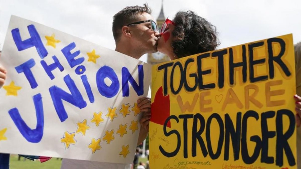 Una pareja se besa en una cadena de besos organizada por la campaña del 'Remain'