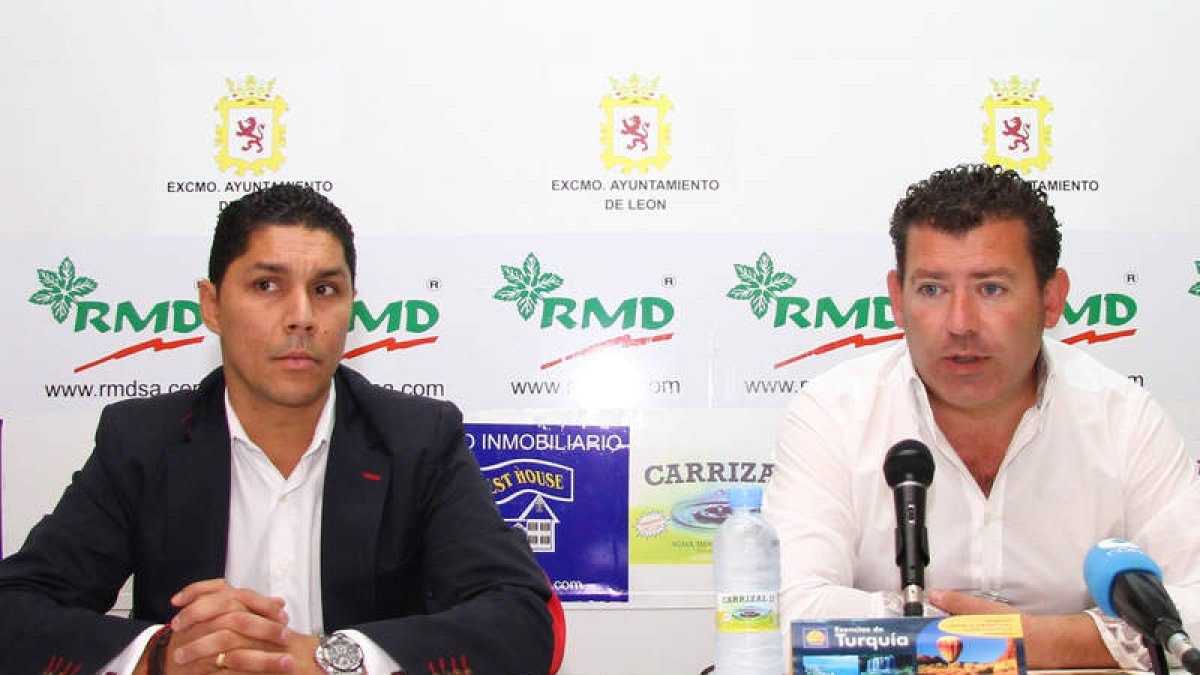 Mateo Ponce, de Tovira Inversiones, y Javier Baena presentan a los patrocinadores.