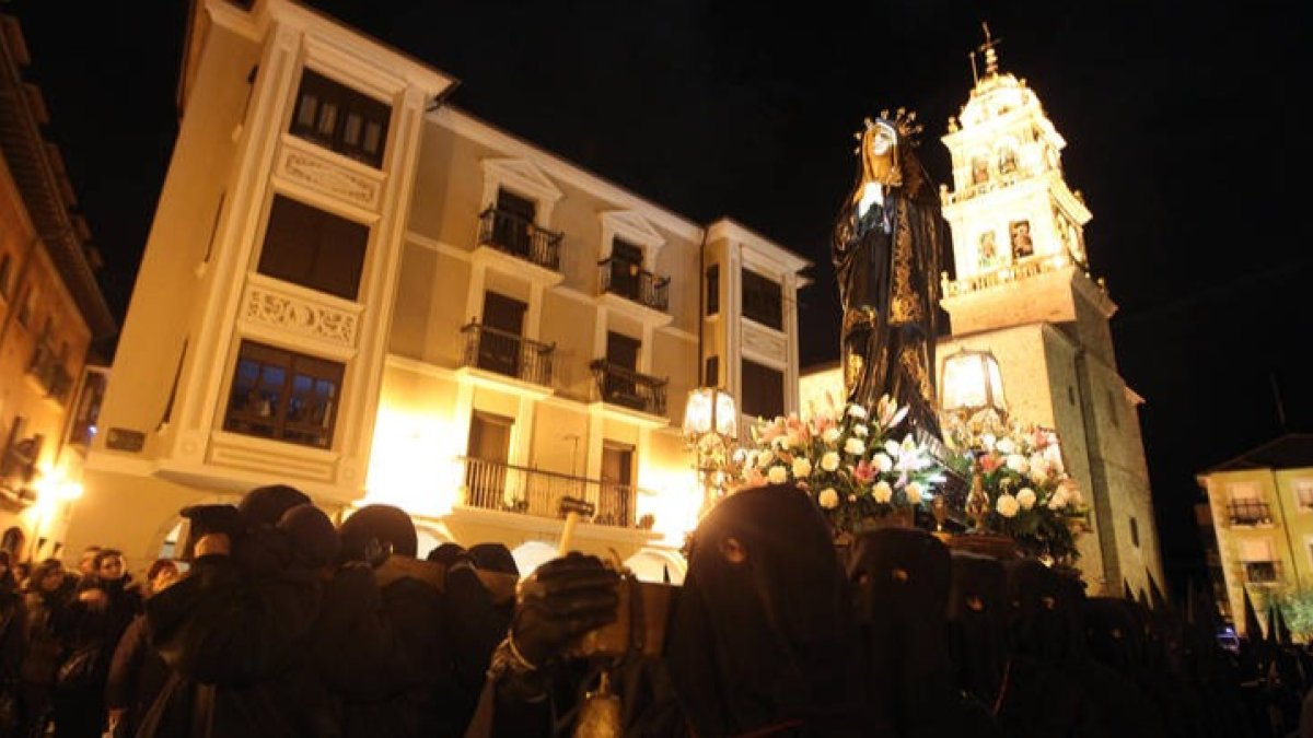 La Dolorosa, en su recorrido por Ponferrada. ANA F. BARREDO