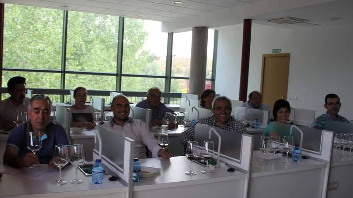 Imagen de los miembros del comité de cata ayer en la sede de la DO en Valencia de Don Juan.