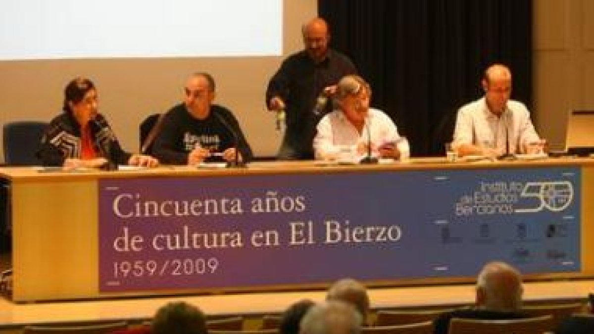 Carralero, en el centro, ayer en la mesa organizada por el IEB en la Casa de la Cultura.