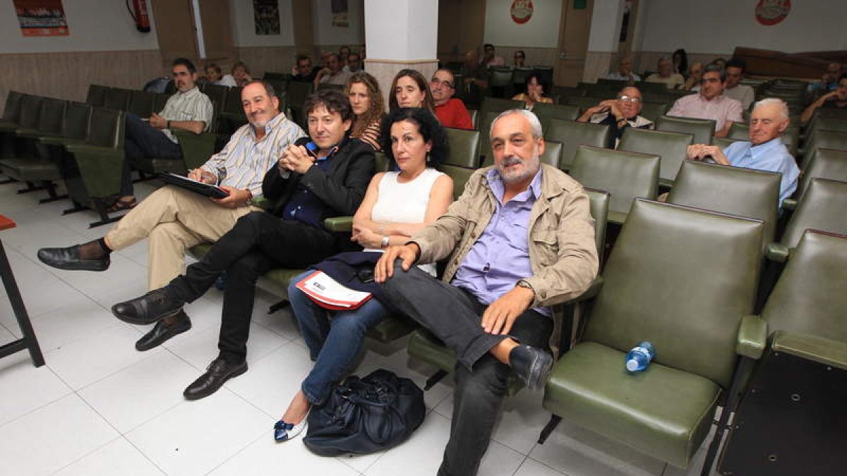 Merayo, Folgueral, Santín y Vega, al frente del medio centenar de afiliados que votaron.