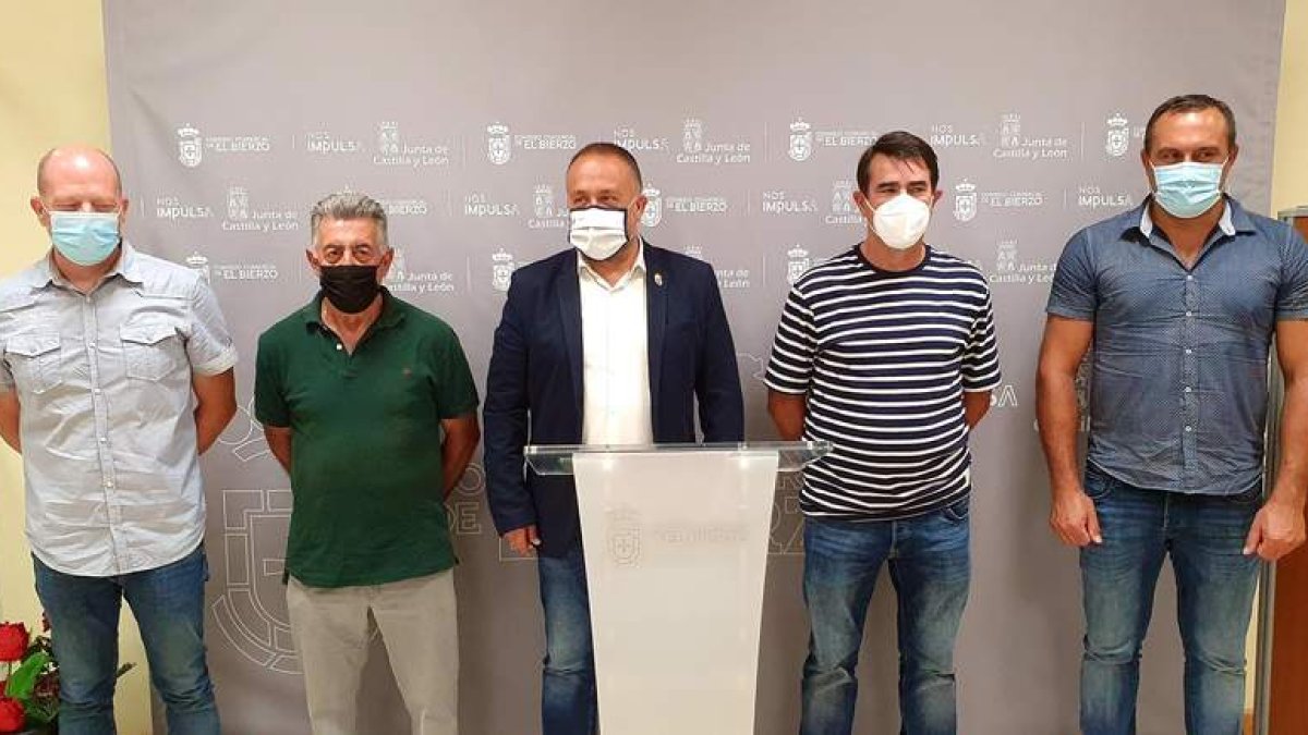 Pablo Linares, Manuel Gómez, Gerardo Álvarez Courel, José Antonio García y Luis Alberto Arias. DL