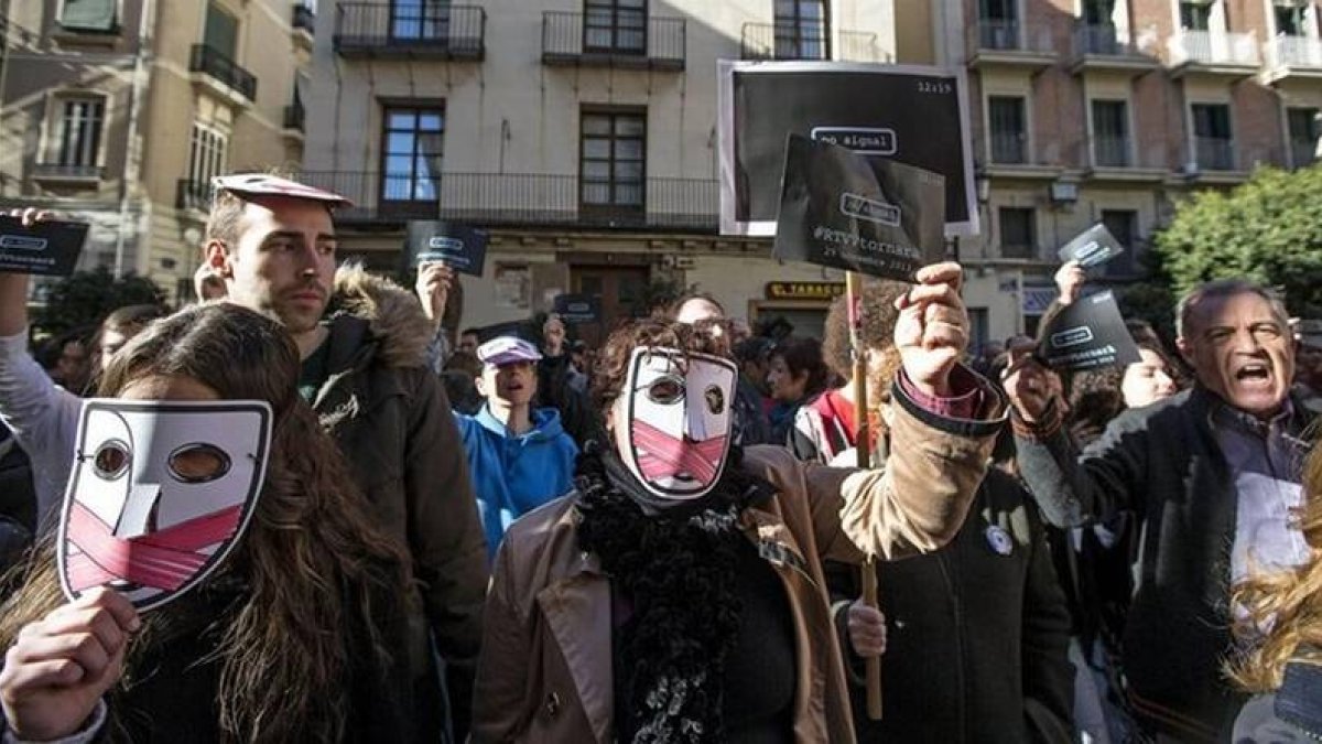 Manifestación de trabajadores de la extinta Radiotelevisión valenciana (RTVV), frente a la Generalitat de Valencia.