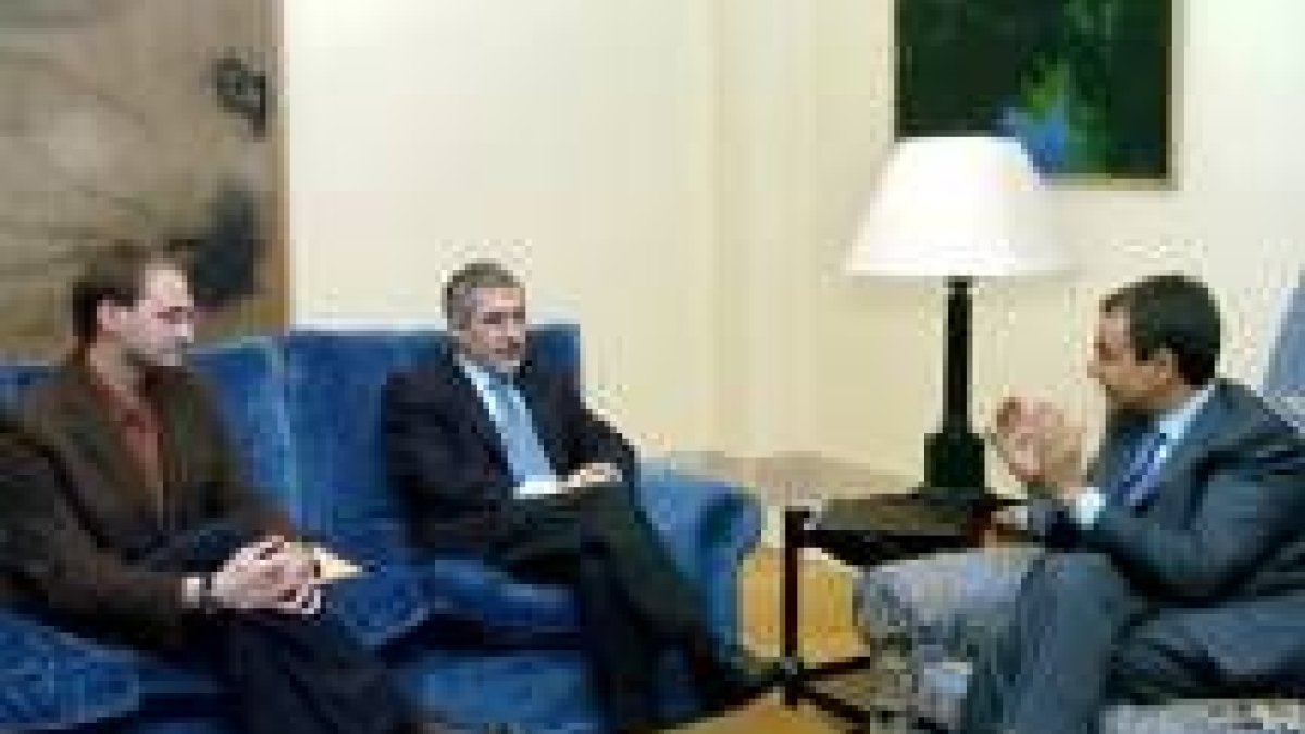 El líder de ICV, Joan Herrera, y Gaspar Llamazares visitaron ayer a Zapatero en La Moncloa