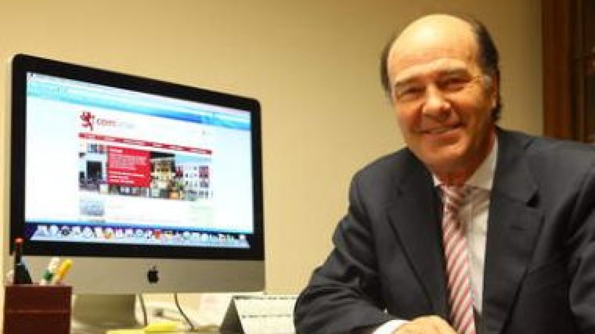 José Luis Díaz Villarig, presidente del Colegio de Médicos de León, delante de la nueva web.