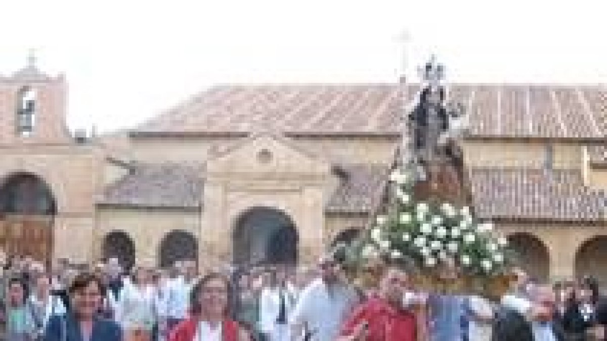 Los vecinos de Sahagún acompañaron a La Peregrina en la procesión