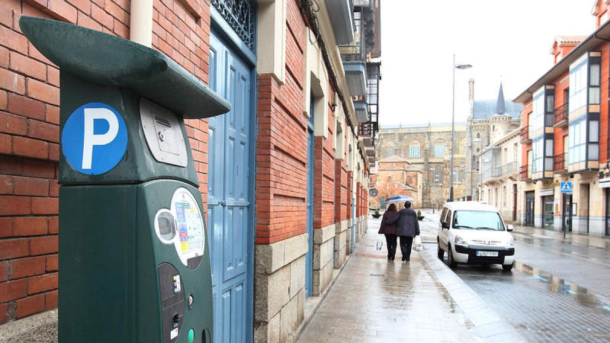 Foto de archivo de una máquina expendedora de la ORA en Astorga. SECUNDINO PÉREZ