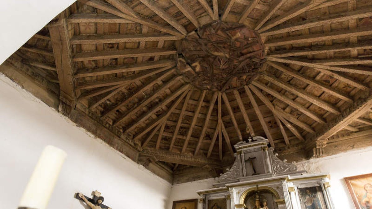 Vista del magnífico pero muy desconocido artesonado mudéjar de la iglesia de Villarratel, cuya decoración y estructura peligran por la humedad. F. OTERO PERANDONES