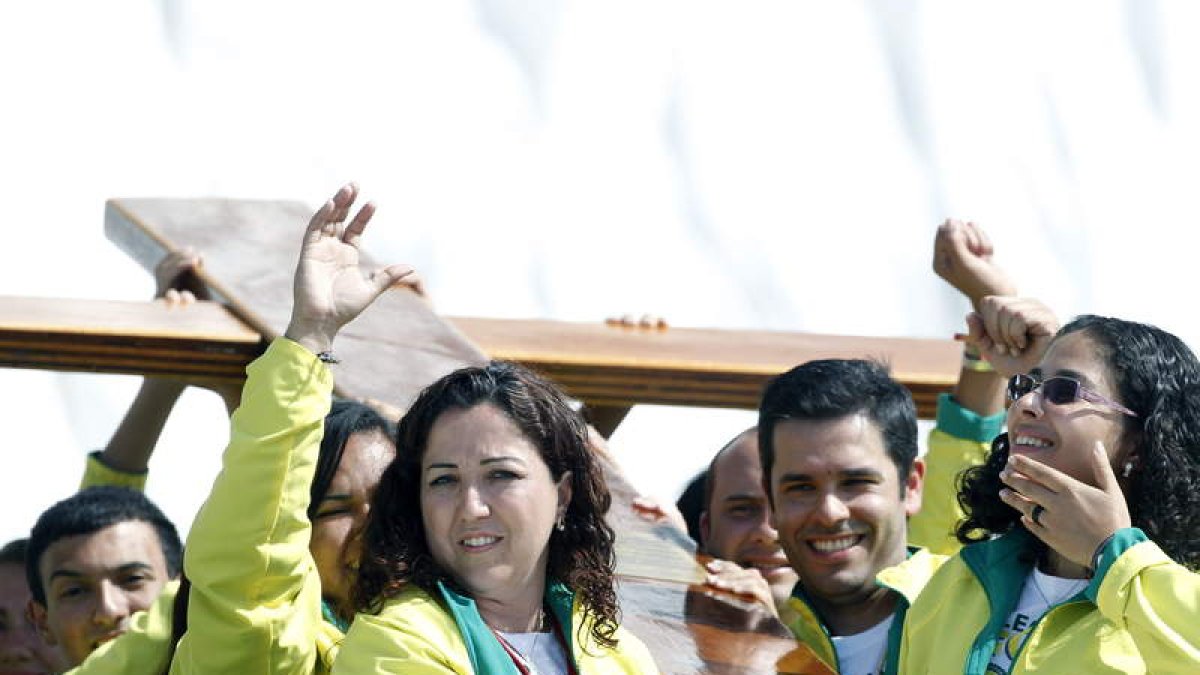 Jóvenes brasileños reciben la Cruz de las JMJ.
