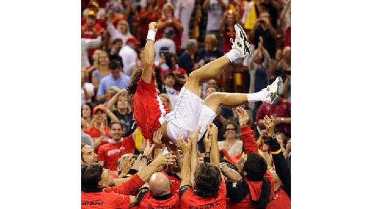 El equipo español mantea a David Ferrer y celebra su victoria ante el Mardy Fish.