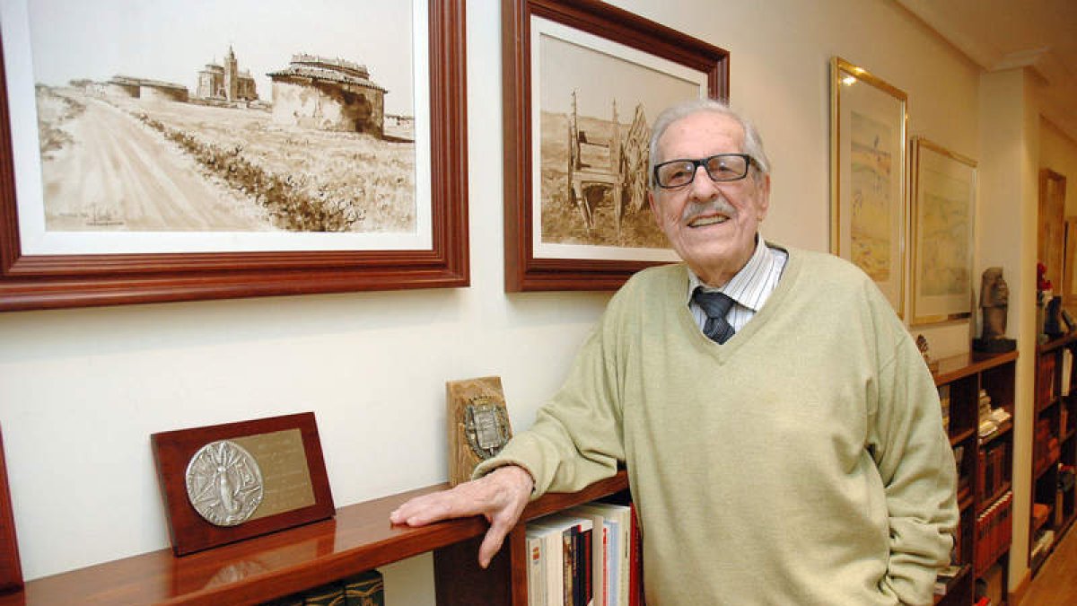 Fernández Nieto tiene 91 años, «casi tantos como premios», dice.