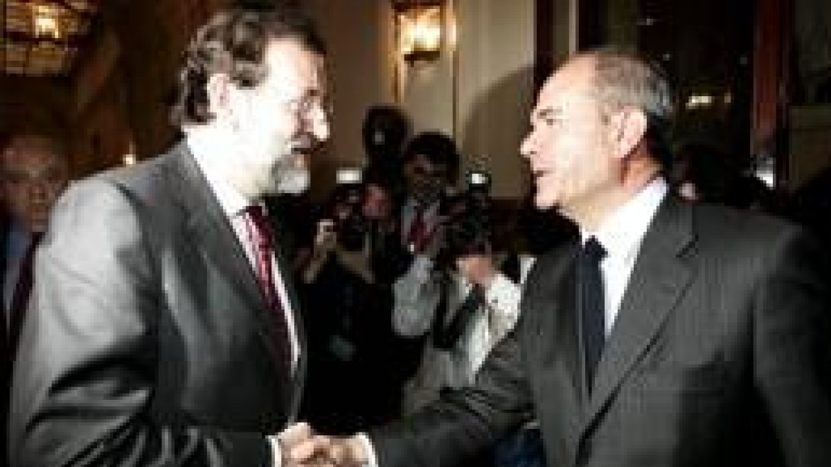 Mariano Rajoy saluda al presidente de Andalucía, Manuel Chaves