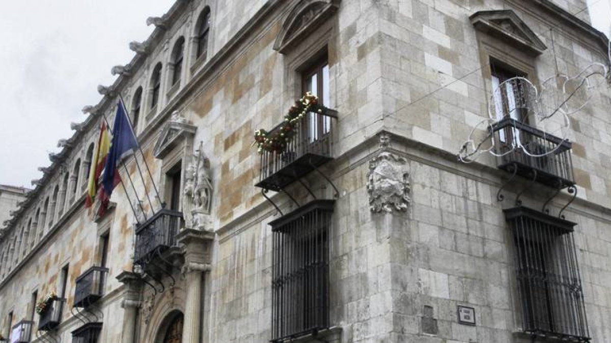Fachada del palacio de los Guzmanes, sede de la Diputación Provincial