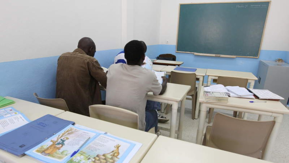 Una de las clases de alfabetización para extranjeros de la cárcel de Villahierro, en Mansilla de las Mulas, en una foto de archivo. RAMIRO