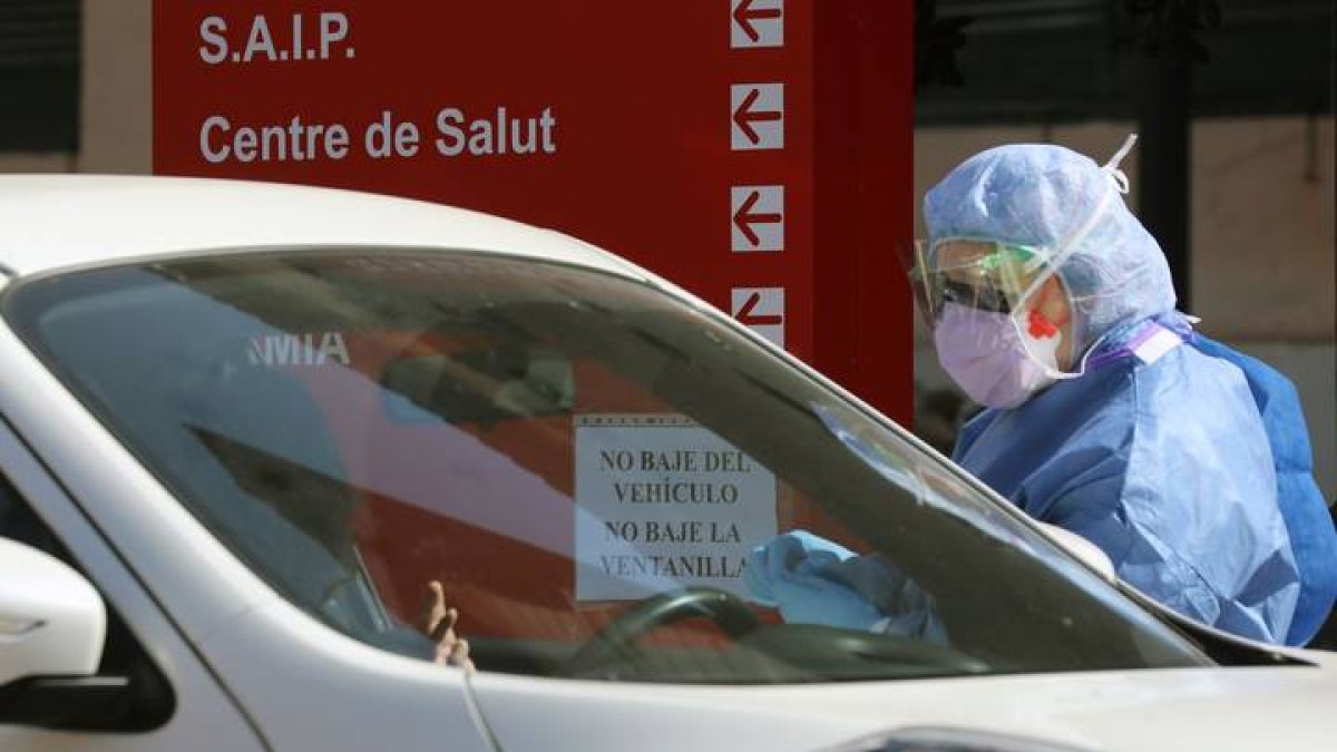 Miembros del hospital de la Malvarrosa, en Valencia, realizan test rápidos a las puertas del centro. ANA ESCOBAR