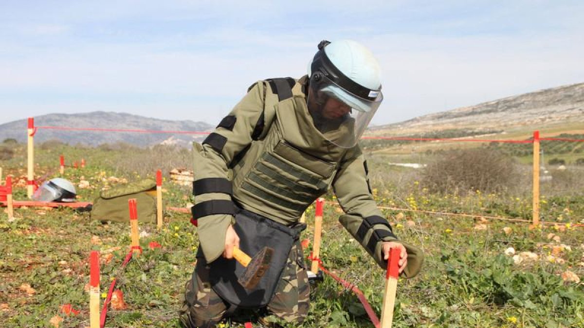 Un militar español desactiva una mina antipersona