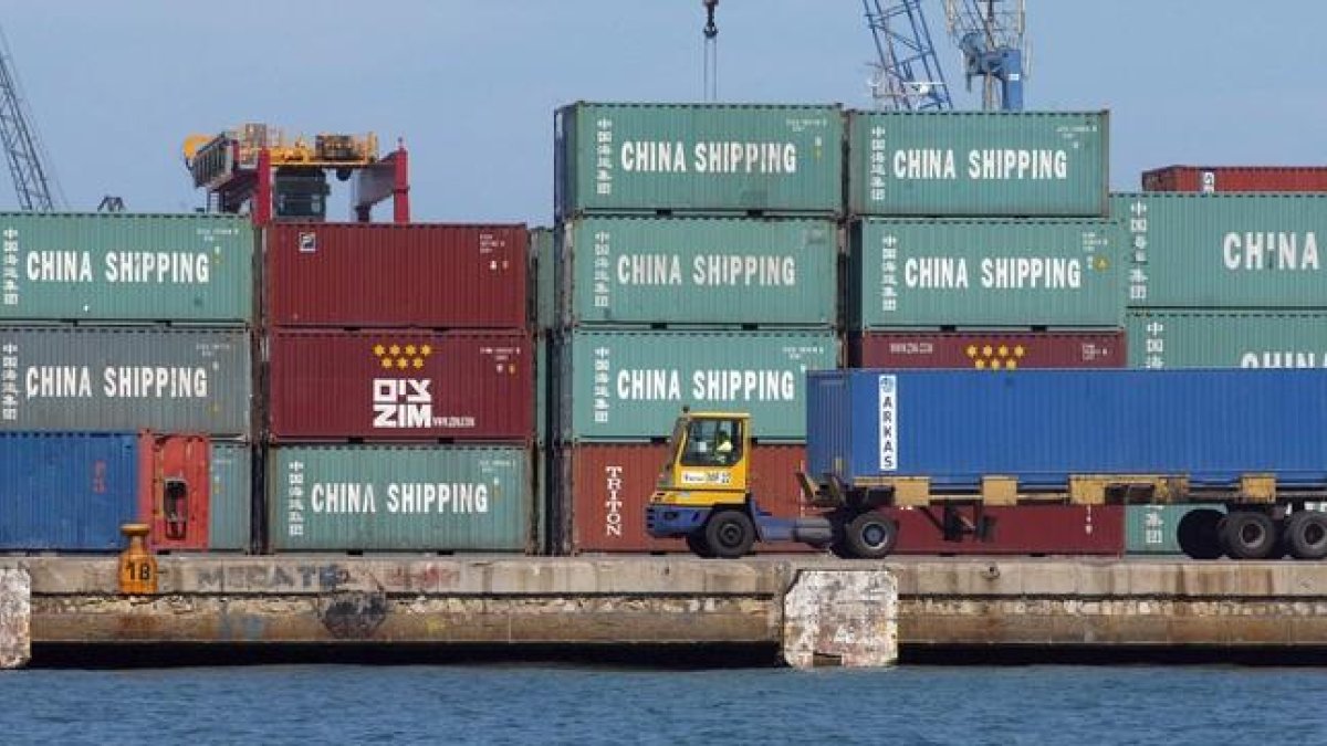 Contenedores con productos de China en el Puerto de Valencia.