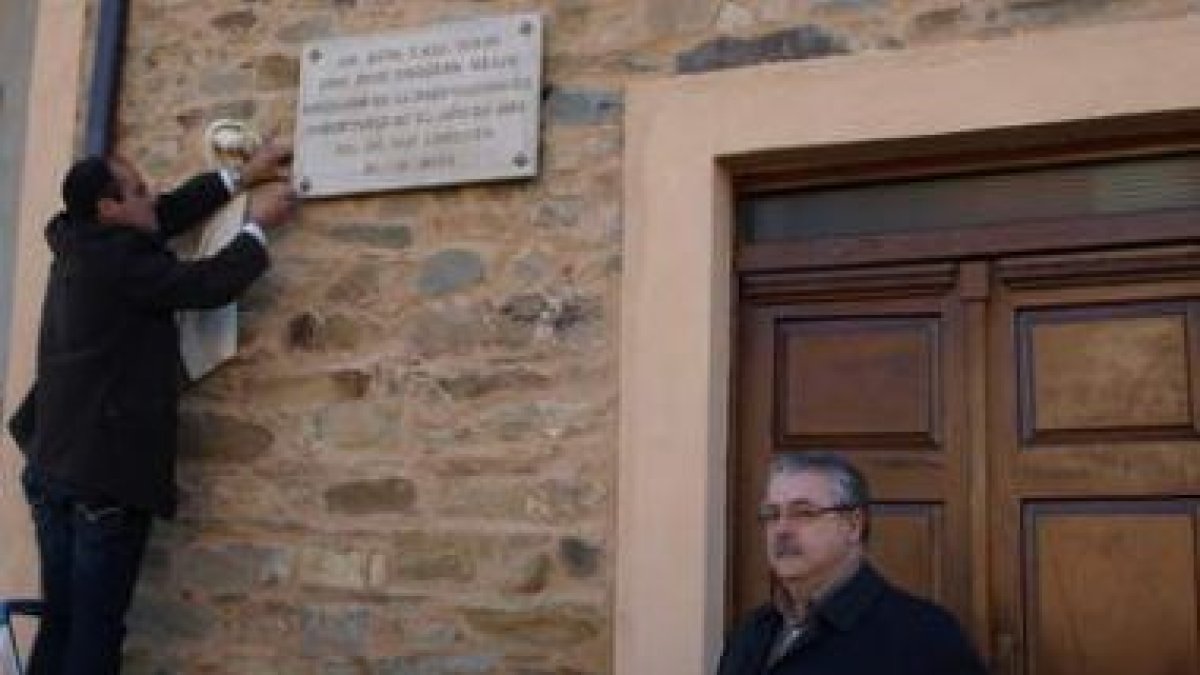 El alcalde, Guillermo Tejerina, ante la puerta, durante el descubrimiento de la placa en honor a Jos