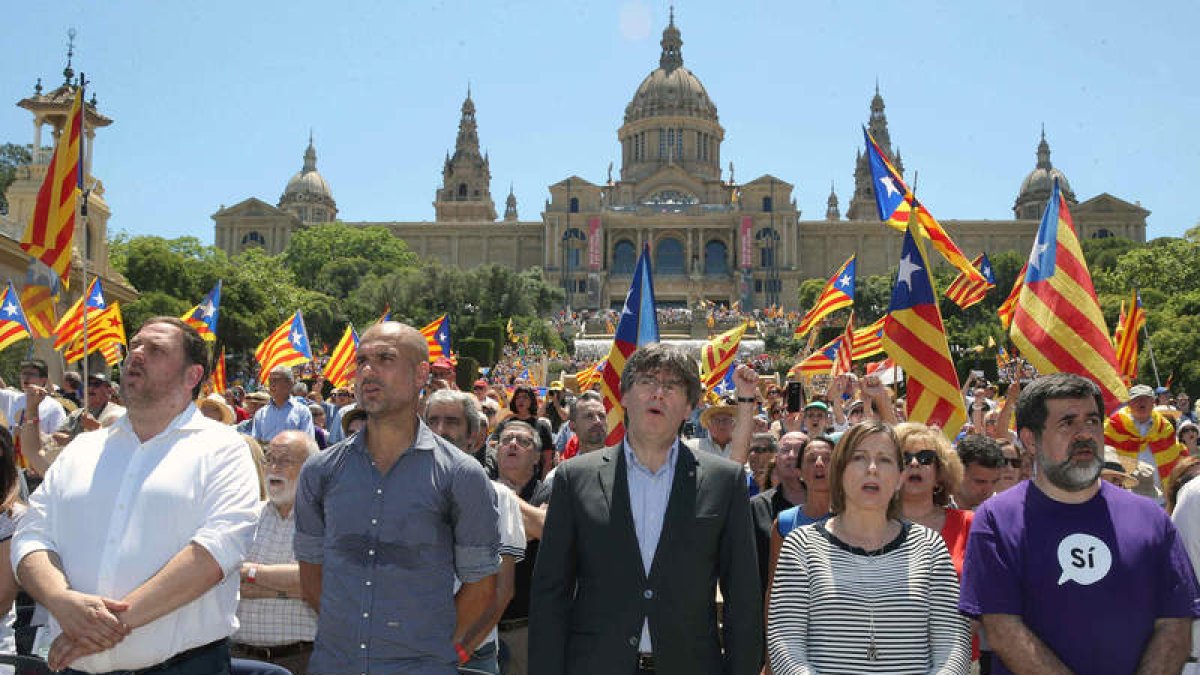 Junqueras, Guardiola, Puigdemont, Forcadell y Sánchez cantan ‘Els Segadors’ al final del acto. M. PÉREZ