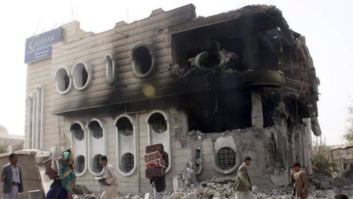 Edificio del Banco de Yemen tras un ataque aéreo.
