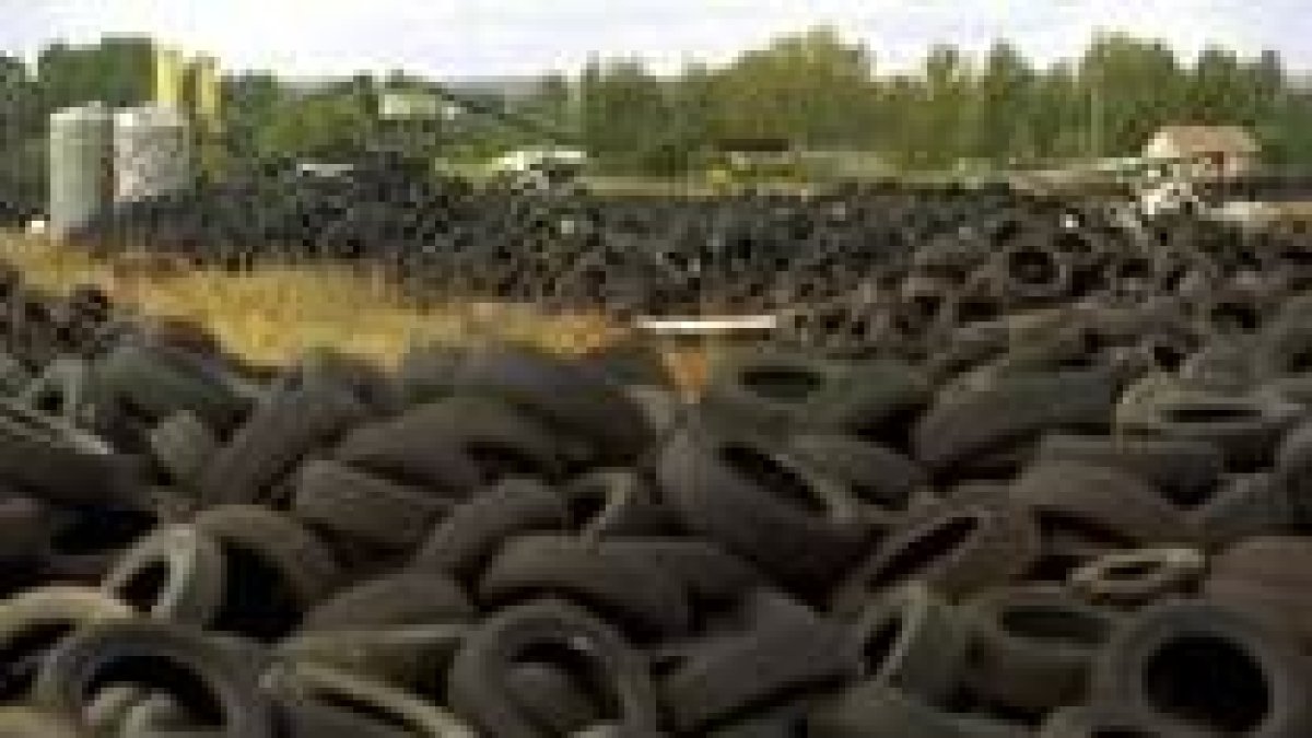 El depósito de Villaturiel posee 4.000 toneladas de ruedas, aunque ha sido precintado varias veces