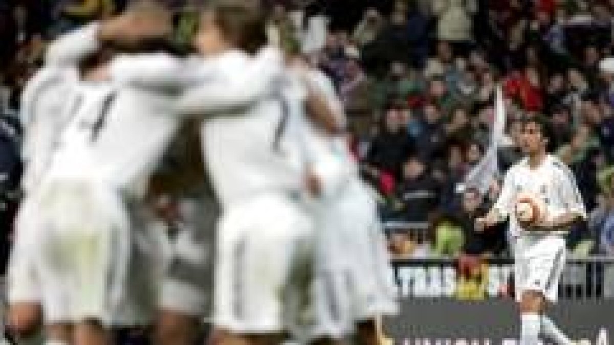 Raúl recoge el balón del fondo de  las mallas mientras sus compañeros celebran el gol de Cicinho