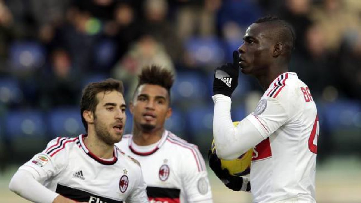 Balotelli (derecha), durante el partido de este domingo contra el Cagliari.