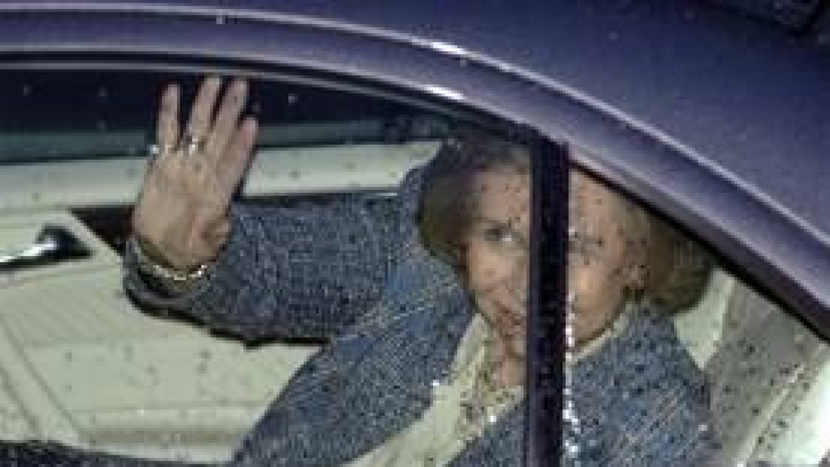 La reina Sofía saluda a la prensa a su salida ayer de la clínica Ruber