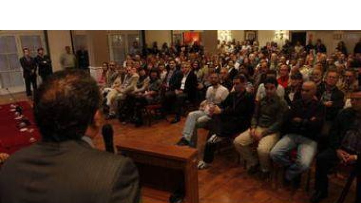 Chamorro, de espaldas, interviene ante los candidatos de la UPL en León y en Zamora.