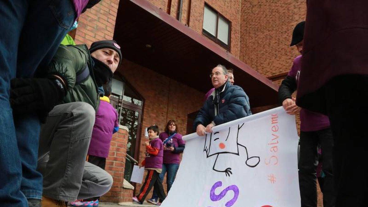 Protesta de los trabajadores de Everest ante el domicilio de los propietarios