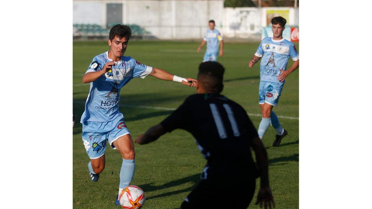 El Astorga dejó una buena imagen ante el UD Llanera. FERNANDO OTERO