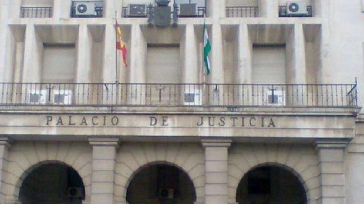 Entrada de la Audiencia Provincial de Sevilla