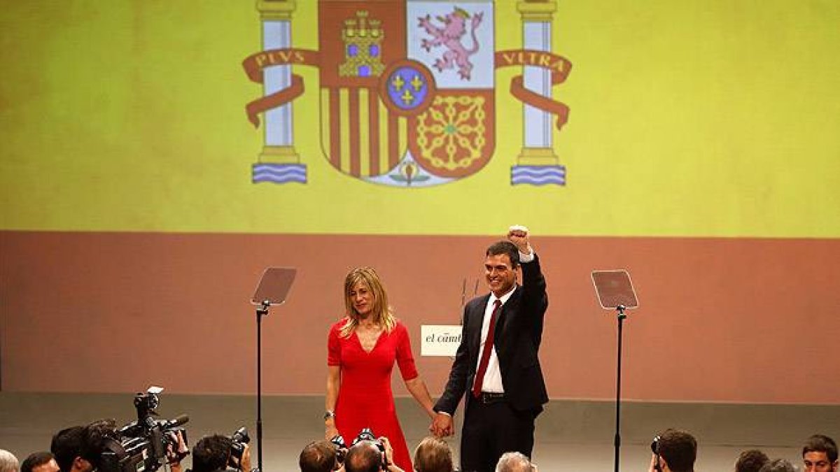Pedro Sánchez, junto a su esposa, Begoña Fernández, en el acto del PSOE en Madrid.