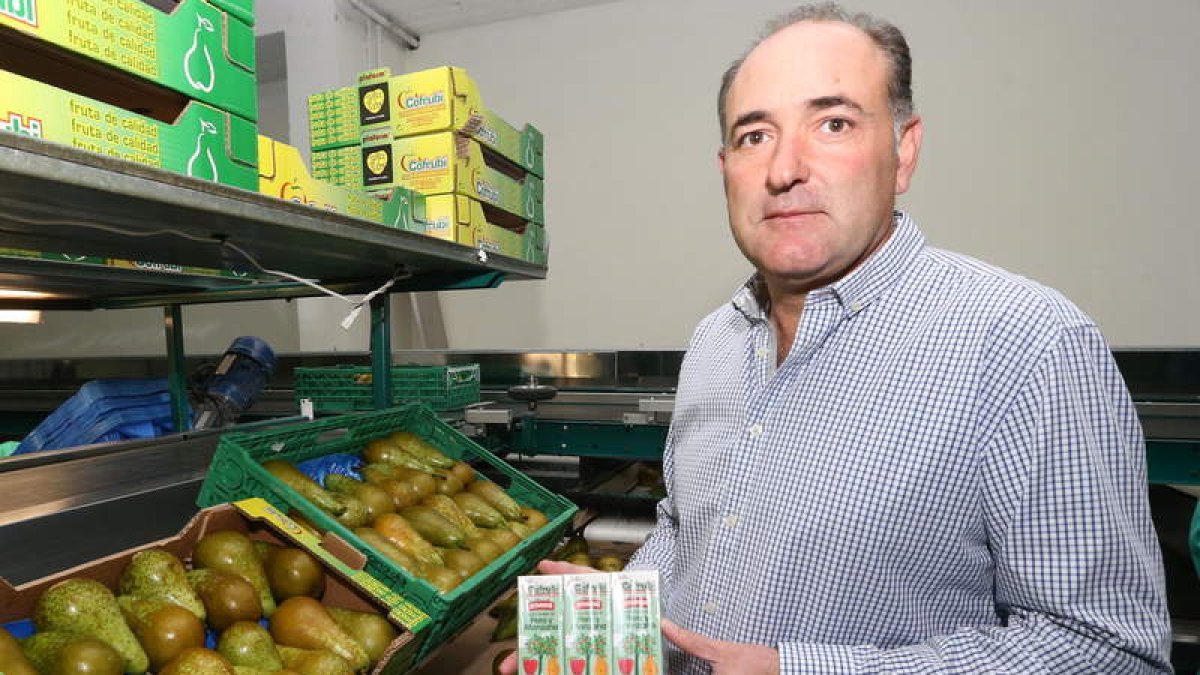 Merayo sostiene el pack de concentrados de pera y manzana. L. D. M.