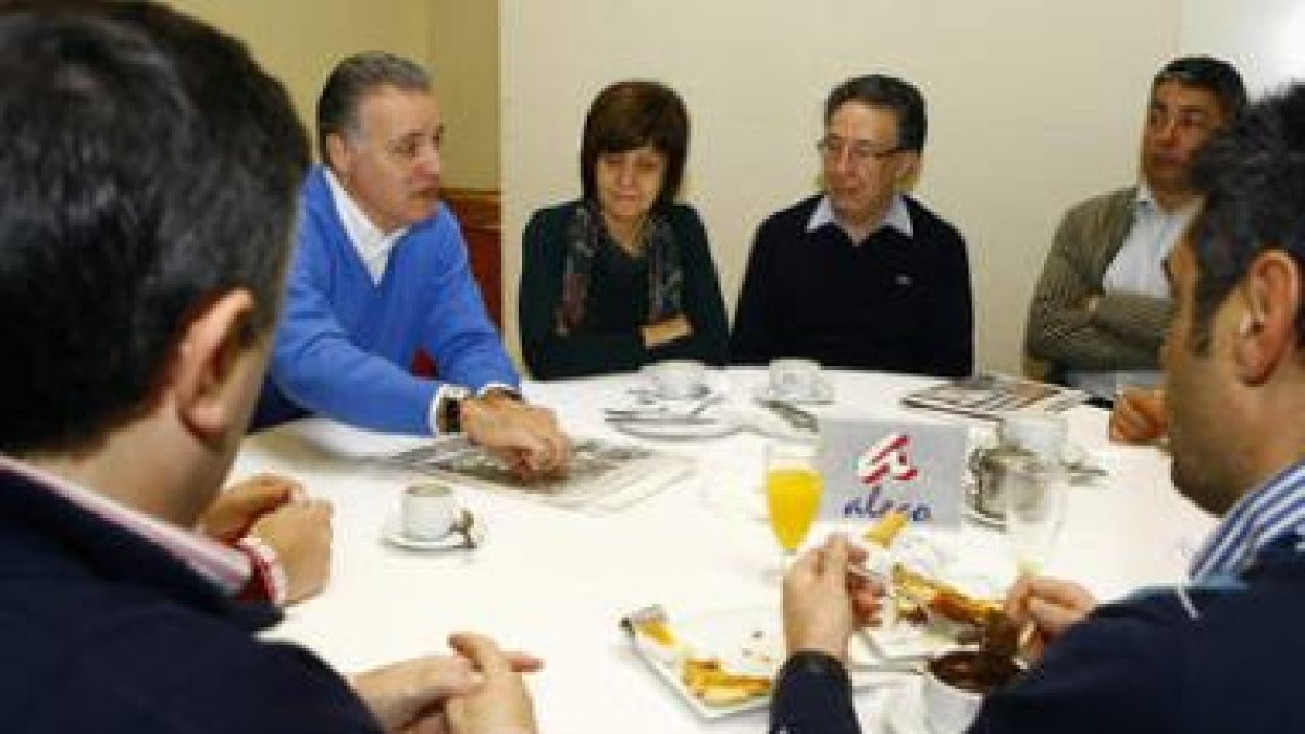 Miembros de Aleco compartieron ayer un desayuno de trabajo.