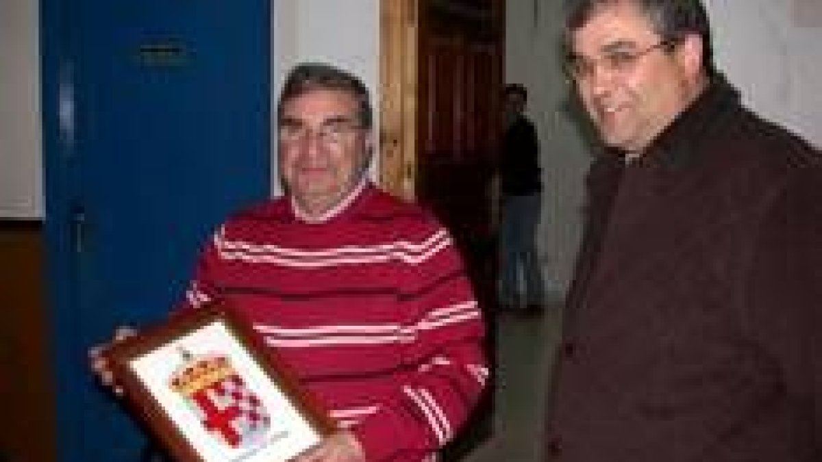 Antón recibió del alcalde una placa de agradecimiento