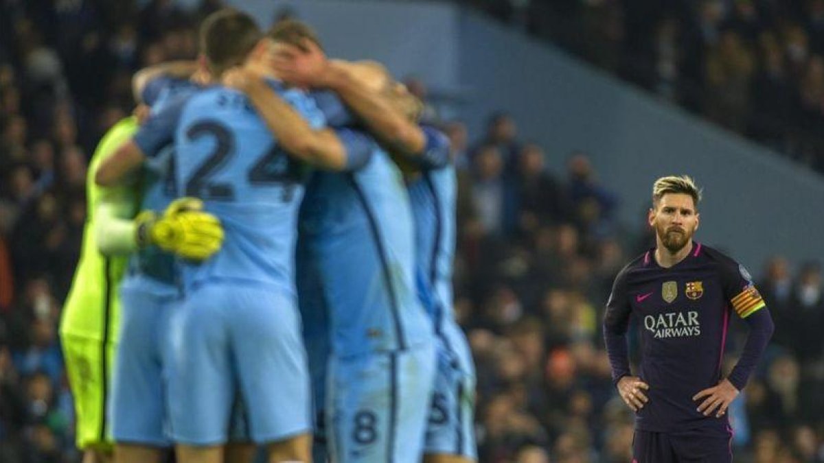 Los jugadores del City celebran un gol ante un triste Messi.