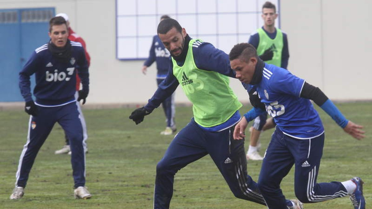 Yuri, que pelea con Wellington por un balón, cumple su cuarta temporada en la Deportiva.